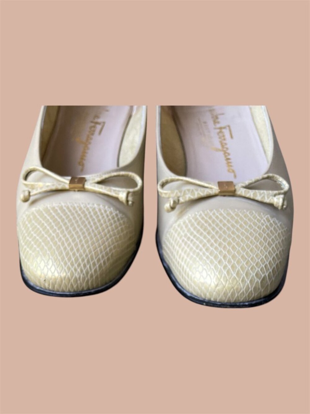 SALVATORE FERRAGAMO BOUTIQUE Ivory Gold Leather Textured Shoes Bow Size 6 Made - Picture 4 of 6